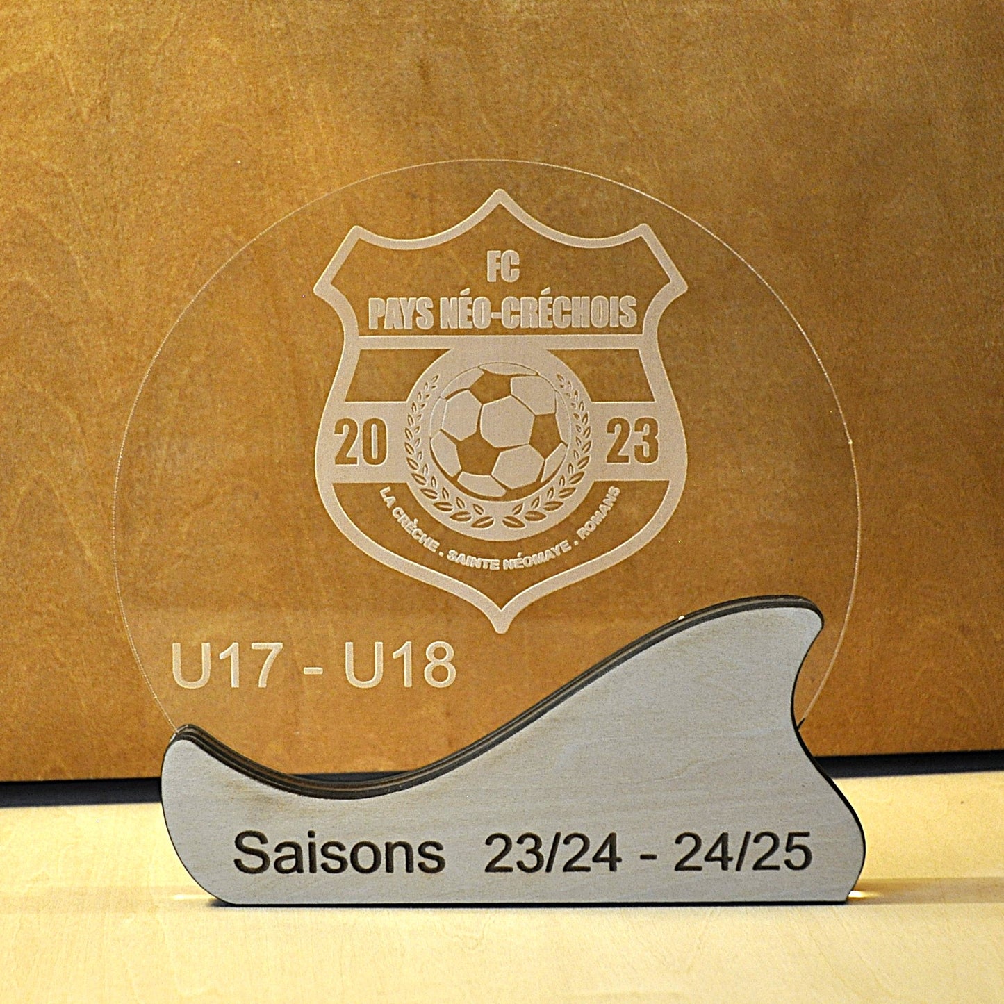 trophée plexi et bois (hauteur 17cm largeur 14 cm) - commande par le formulaire de contact